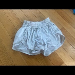 lululemon hotty hot shorts 2.5 inch - white - size 2 - low rise